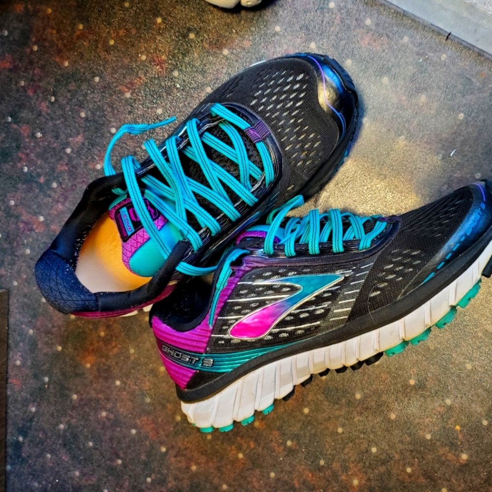 Tennis shoes